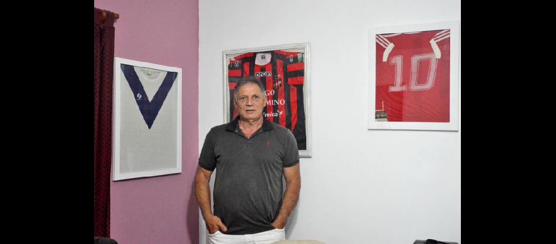  Omar Jorge en su casa rodeado de recuerdos paz y el afecto de los suyos (LA OPINION)