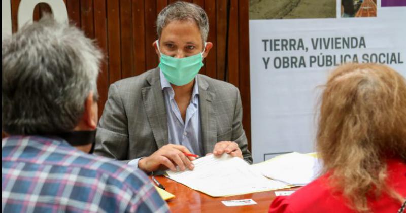 El escribano Pablo Días estuvo encargado de convalidar las firmas de estas 39 familias de nuestra ciudad