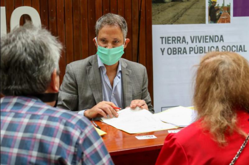 El escribano Pablo Días estuvo encargado de convalidar las firmas de estas 39 familias de nuestra ciudad