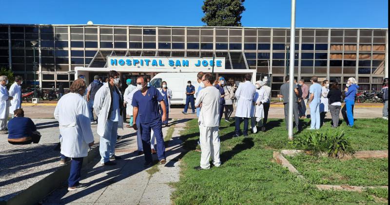 Jefes de servicio e integrantes de las distintas �reas de trabajo del nosocomio se reunieron en la puerta del Hospital
