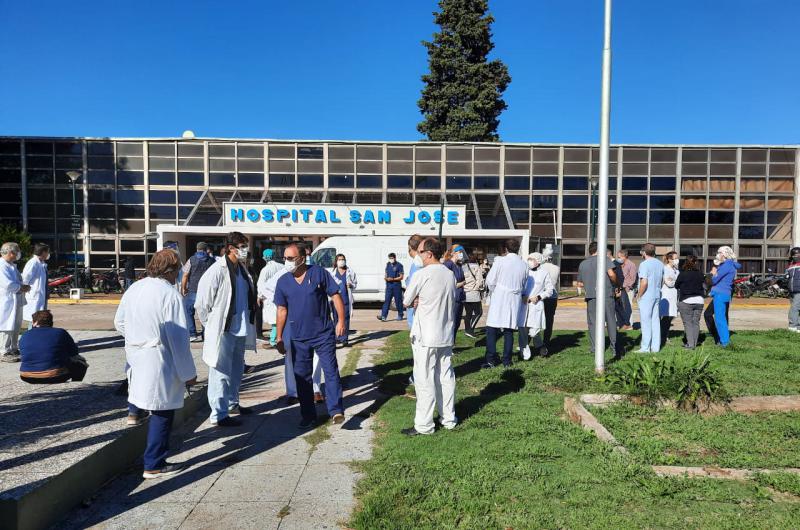 Jefes de servicio e integrantes de las distintas �reas de trabajo del nosocomio se reunieron en la puerta del Hospital