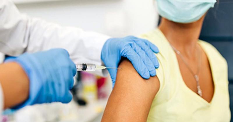 La principal recomendación- consultar con el médico tratante previo a la inmunización