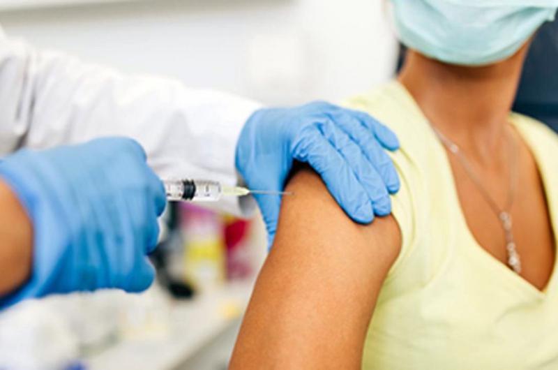 La principal recomendación- consultar con el médico tratante previo a la inmunización