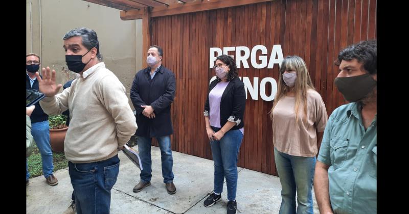 La reunión se llevó a cabo en el Municipio y la charla con los medios tuvo lugar en el patio para cumplir con las medidas sanitarias