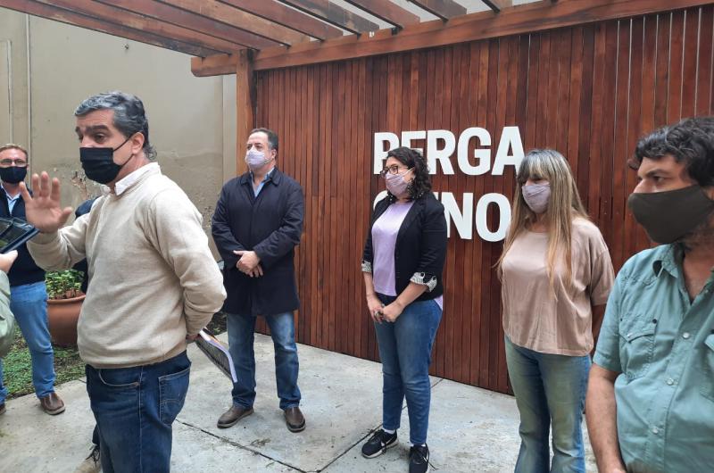 La reunión se llevó a cabo en el Municipio y la charla con los medios tuvo lugar en el patio para cumplir con las medidas sanitarias
