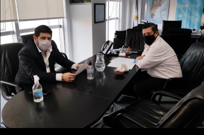 El diputado nacional Lisandro Bormioli junto al subadministrador del Enohsa Néstor Alvarez