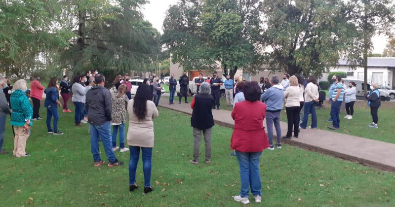 Los vecinos junto a las fuerzas de seguridad