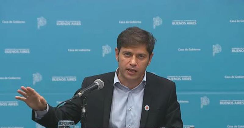 Kicillof durante la confenrencia en el Salón Dorado de la Gobernación