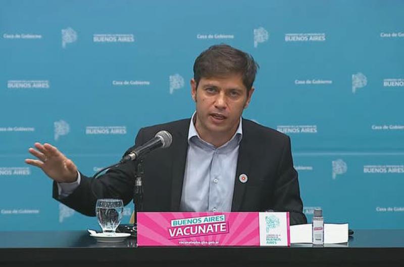 Kicillof durante la confenrencia en el Salón Dorado de la Gobernación