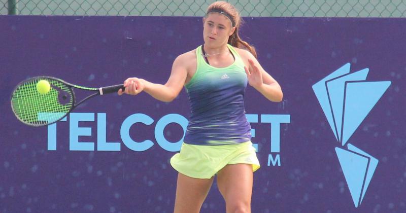 La pergaminense Julia Riera en acción en Salinas en el partido frente a Candela Bugnon
