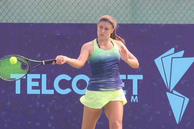 La pergaminense Julia Riera en acción en Salinas en el partido frente a Candela Bugnon