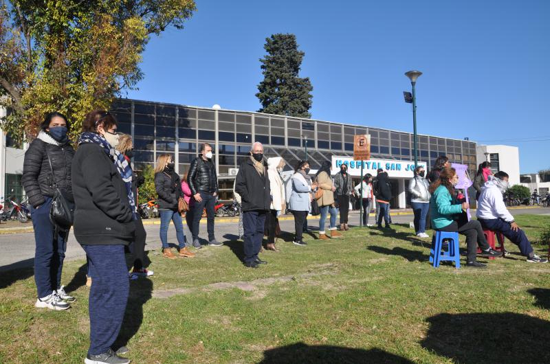 Unas 50 personas reclamaron esta mañana frente al Hospital San José
