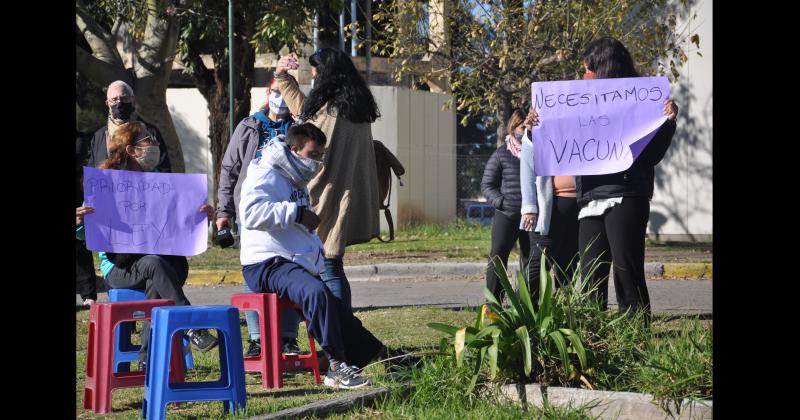 Este miércoles por la mañana un grupo de padres reclamó por la vacunación contra Covid-19 para personas con discapacidad