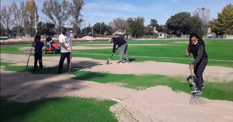 Una postal que dejó la jornada de trabajo de ayer en la que se finalizó la colocación de la arena en la cancha