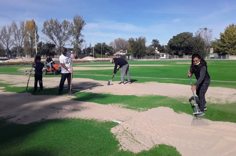 Una postal que dejó la jornada de trabajo de ayer en la que se finalizó la colocación de la arena en la cancha
