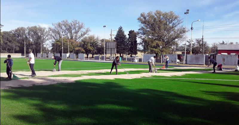 Viajantes da el uacuteltimo paso hacia la cancha de hockey de ceacutesped sinteacutetico