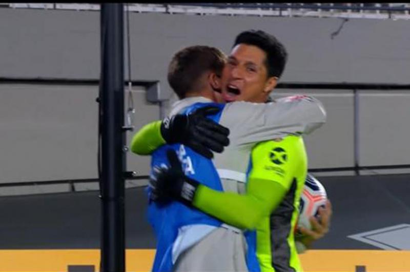 El abrazo entre Enzo Pérez y Mateo Raschia un episodio que quedar� grabado para siempre en el pergaminense