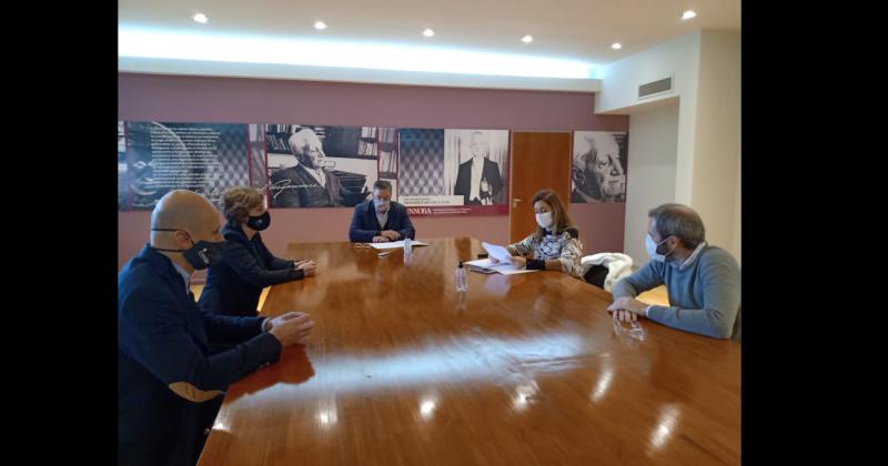 La firma del acuerdo se hizo en la sala del Consejo Superior Presidente Arturo Illia de la Unnoba