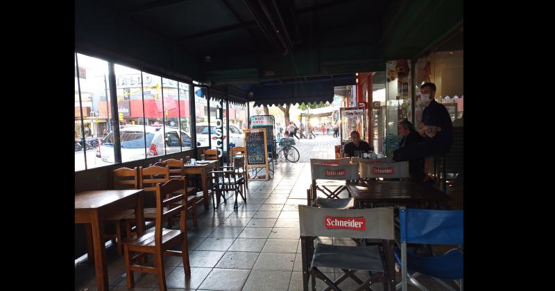Los espacios gastronómicos solo pueden ocupar sus mesas al aire libre y hasta las 19-00