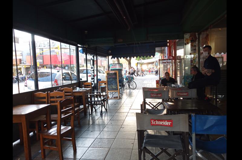 Los espacios gastronómicos solo pueden ocupar sus mesas al aire libre y hasta las 19-00