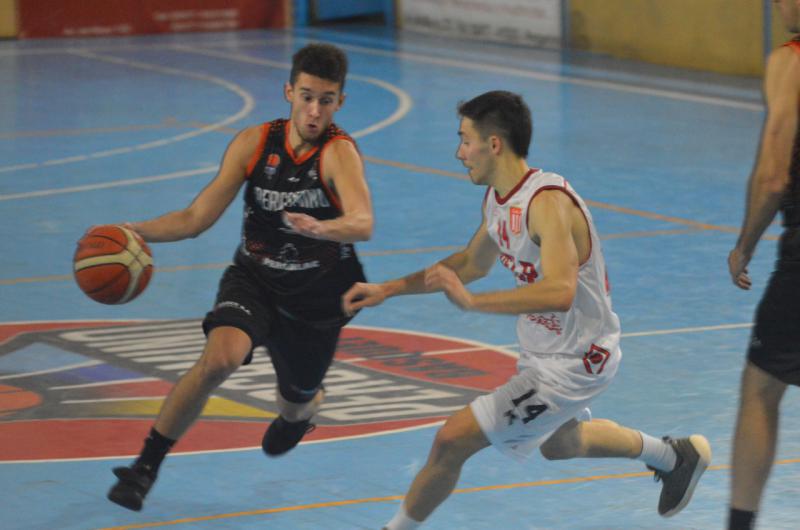 Juli�n Gallardo en acción durante la derrota de Pergamino B�squet a manos de Estudiantes