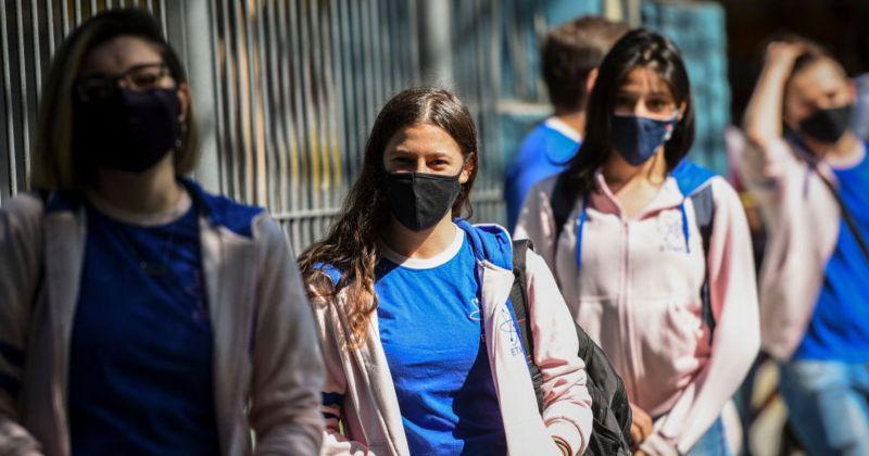 Adultos joacutevenes- los maacutes afectados por la segunda ola de Covid-19