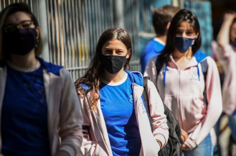 Adultos joacutevenes- los maacutes afectados por la segunda ola de Covid-19
