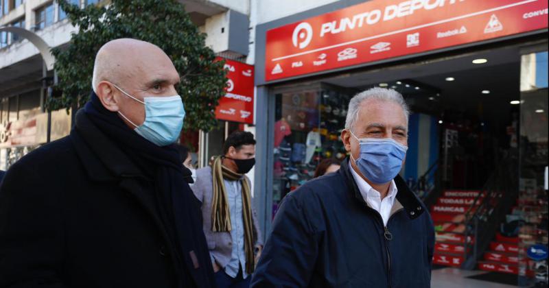 José Luis Espert junto a vecinos de Pergamino en La Peatonal este s�bado durante una recorrida
