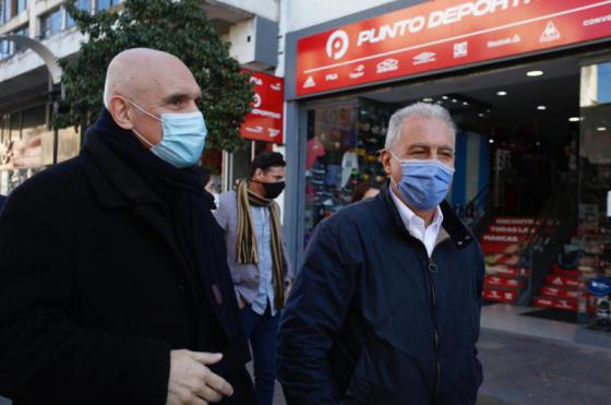 José Luis Espert junto a vecinos de Pergamino en La Peatonal este s�bado durante una recorrida