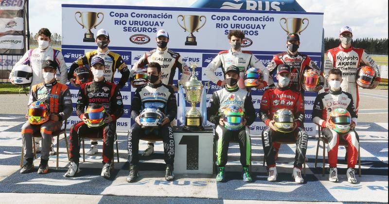 Domenech (arriba a la derecha) junto a los otros 11 pilotos que pelear�n por el título 