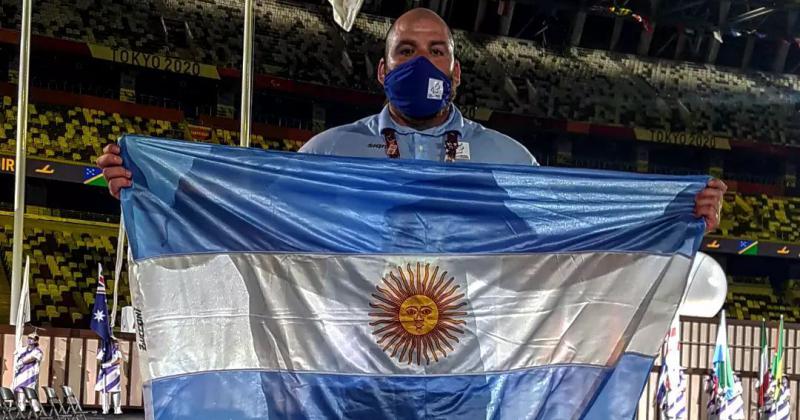 Pablo Giménez con la Bandera durante la ceremonia inaugural de los Paralímpicos Tokio 2020