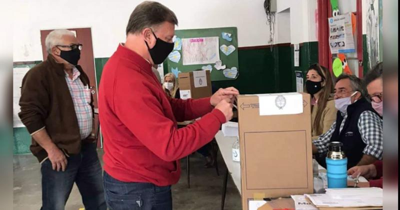 El primer candidato a concejal de Unión por Todos votando el domingo en la Escuela Nº 16