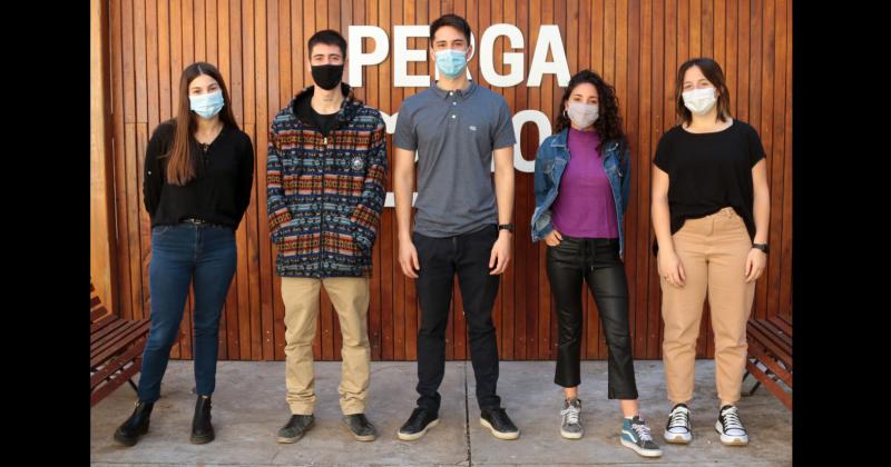 Los jóvenes que trabajan en la organización de las actividades apelan en una diversión segura y con protocolos