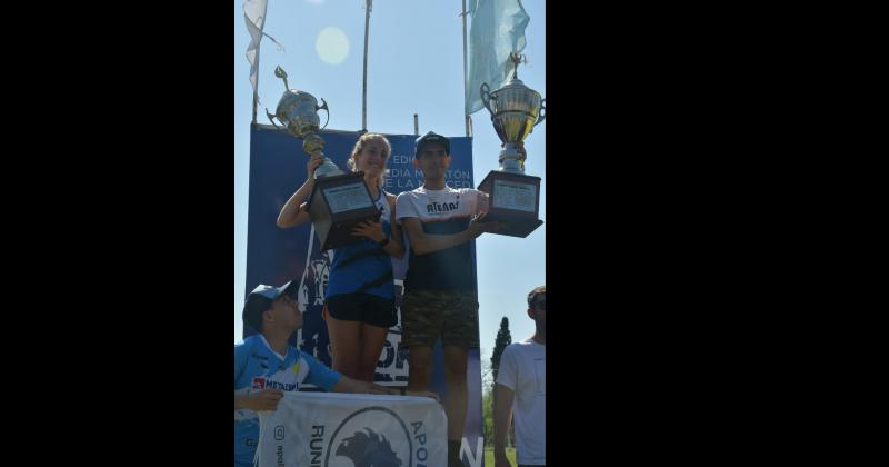 Guillermina Reynoso y Matías Vel�zquez en la premiación del 18º Medio Maratón Pergamino