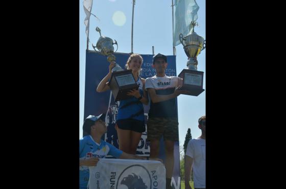 Guillermina Reynoso y Matías Vel�zquez en la premiación del 18º Medio Maratón Pergamino