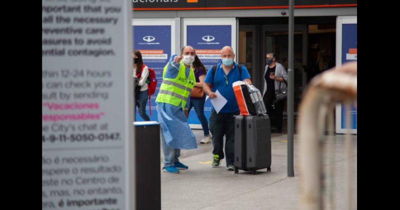 Migraciones señala en su web oficial que quienes no presenten esquema de vacunación completo deber�n hacer cuarentena y realizarse un PCR al séptimo día de ingreso