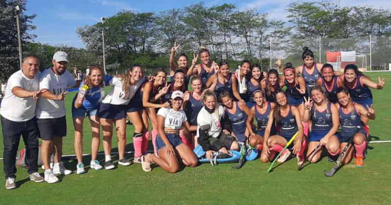 El plantel y el cuerpo técnico de Viaja celebran el subcampeonato logrado este miércoles
