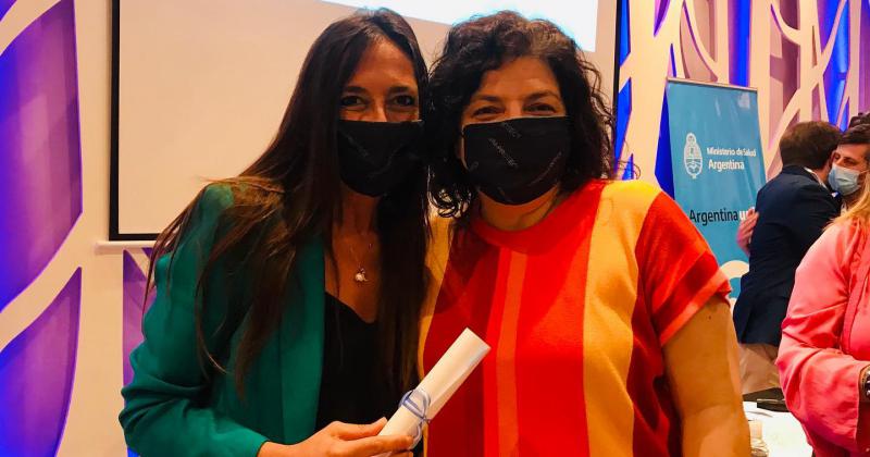 María de los Angeles Conti recibió el reconocimiento al Inevh de manos de la ministra de Salud