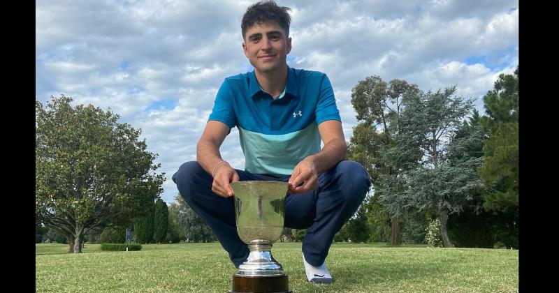 Salvador Blanco Adba con la copa de campeón