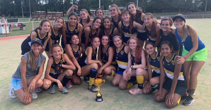 El plantel y el cuerpo técnico del Lobo con el trofeo por el subcampeonato