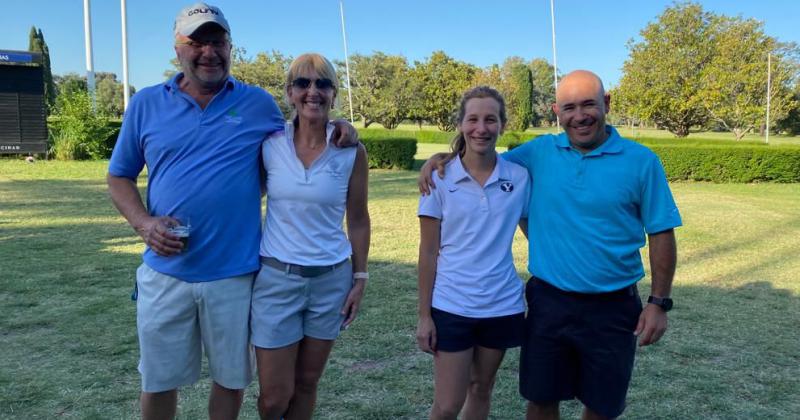 Milagros Adba junto a la subcampeona Viviana Laurente y sus respectivos caddies