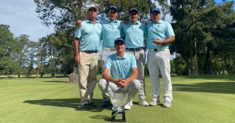El equipo de Sirio Libanés con el trofeo de campeón del Interclubes de Fenoba