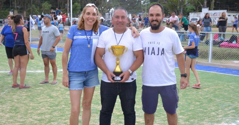 El cuerpo técnico con la posa lograda este domingo en Pergamino