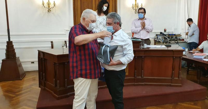 Luis Nardi recibió un obsequio del intendente Javier Martínez