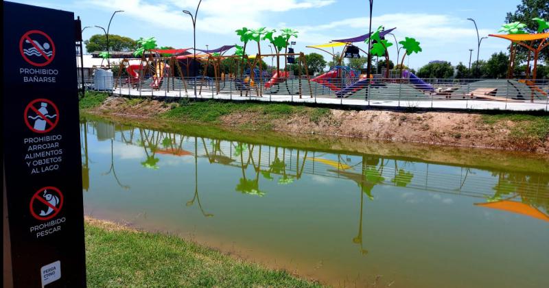 Muchos de los residuos terminan en el lago que tiene el Parque Belgrano 