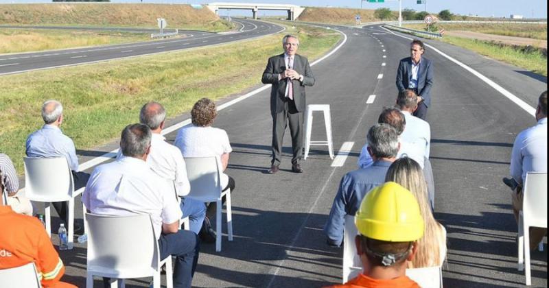 Alberto Fern�ndez en el tramo de la Autopista Ruta Nacional 8 que se inauguró en San Antonio de Areco