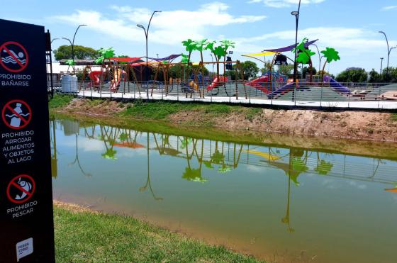 Muchos de los residuos terminan en el lago que tiene el Parque Belgrano 