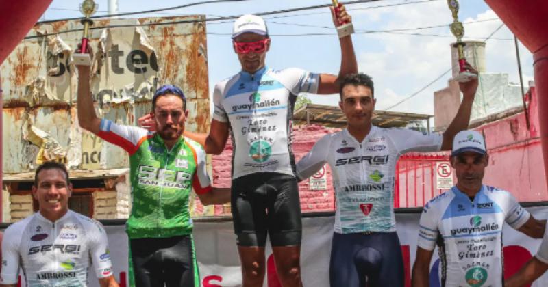 Marcos León Rodríguez (segundo desde la izquierda) en el podio de la competencia disputada en El Algarrobal