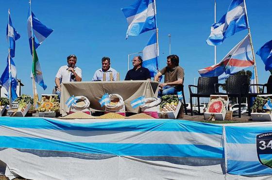 Jorge Chemes (CRA) Nicol�s Pino (SRA) Carlos Achetoni (Federación Agraria) y Lucas Magnano (Coninagro) en la asamblea de Armstrong 