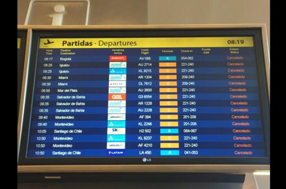Un tablero indicador de vuelo en Ezeiza 
